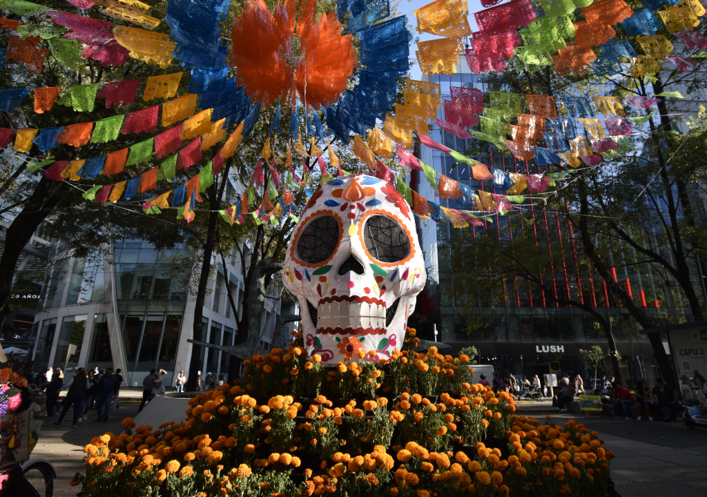 Calavera y cempasúchil en la fotografía de referencia de la guía oficial de Día de Muertos en CDMX